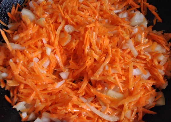Обжариваем лук и морковь для начинки цукини